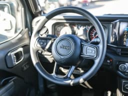 Jeep Gladiator Sport 4x4 2026 — side view