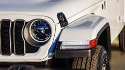 Jeep Gladiator Sahara 4x4 2026 — side view