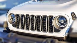 Jeep Gladiator Sahara 4x4 2026 — side view