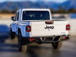 Jeep Gladiator Sahara 4x4 2026 — side view