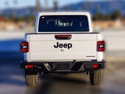 Jeep Gladiator Sahara 4x4 2026 — side view