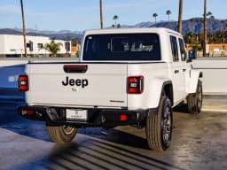 Jeep Gladiator Sahara 4x4 2026 — side view