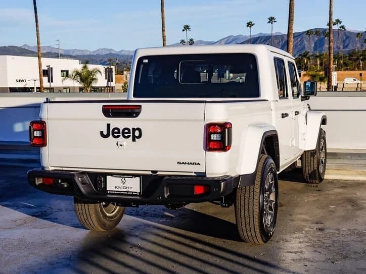 Jeep Gladiator Sahara 4x4 2026 — side view