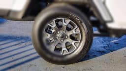 Jeep Gladiator Sahara 4x4 2026 — side view