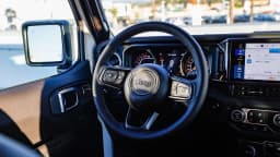 Jeep Gladiator Sahara 4x4 2026 — side view