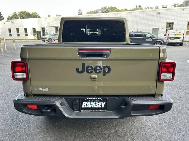Jeep Gladiator Sport S 4x4 2026 — side view