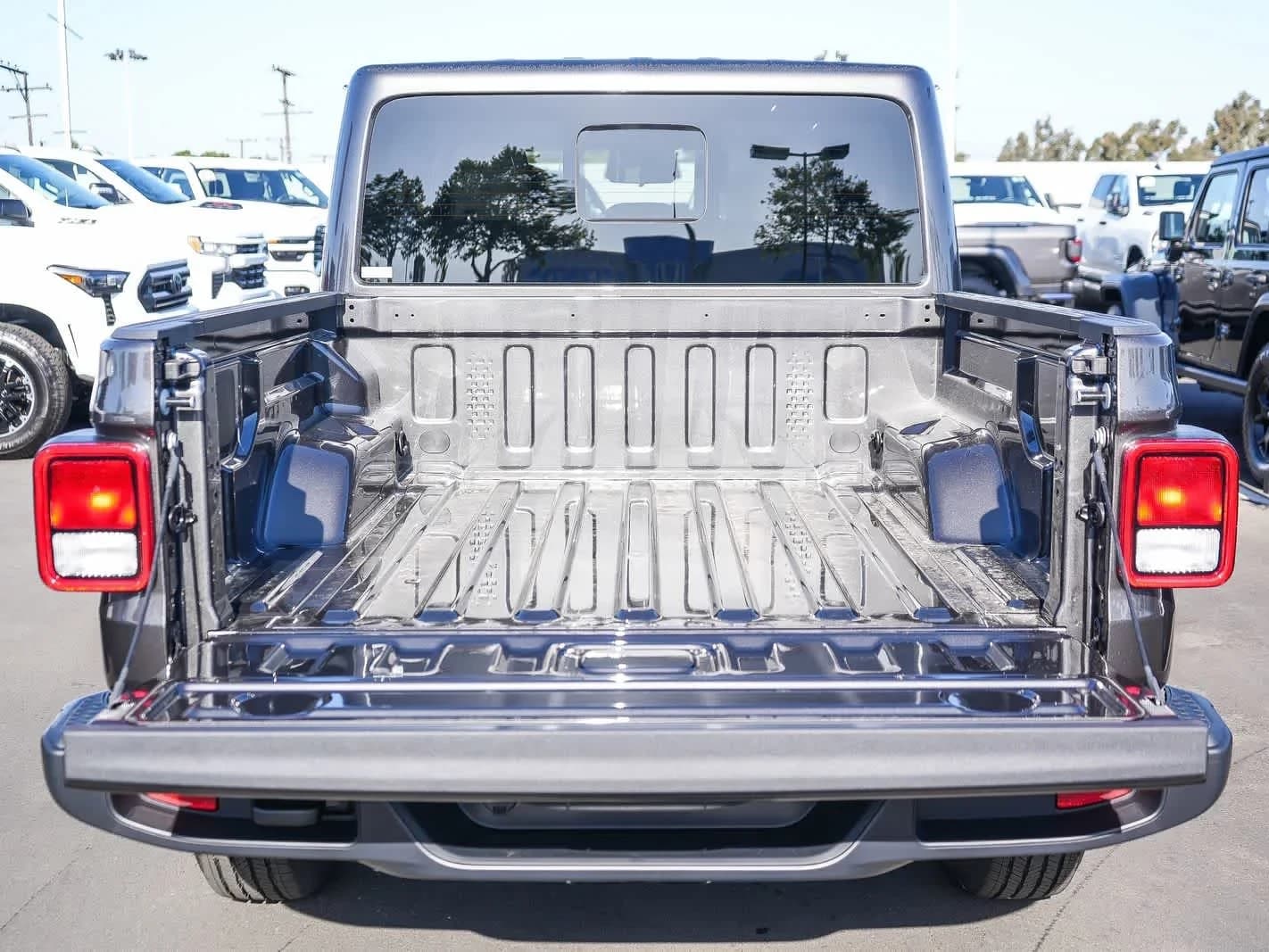 Jeep Gladiator Sport S 4x4 2026 — side view