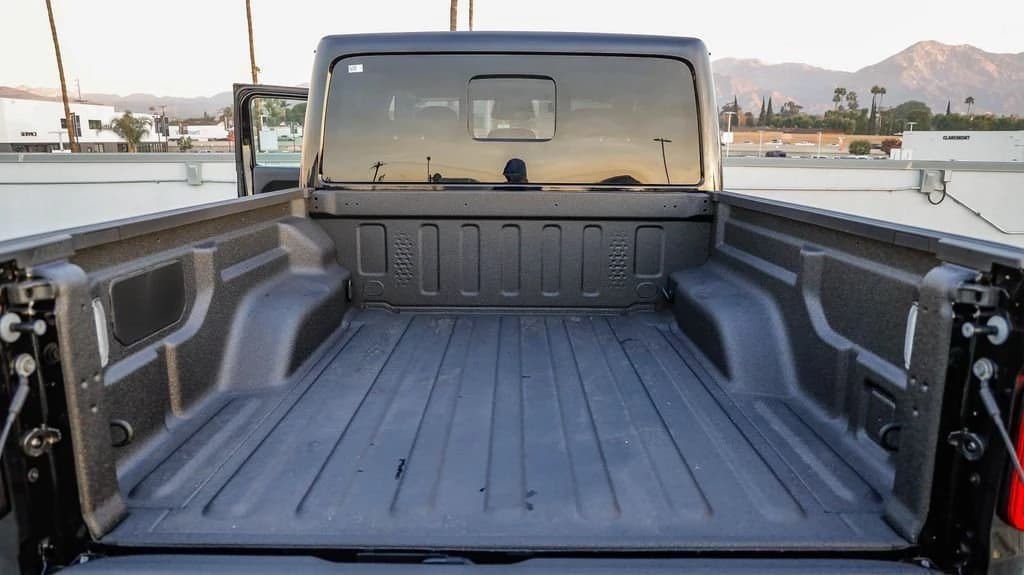 Jeep Gladiator Sport S 4x4 2026 — side view