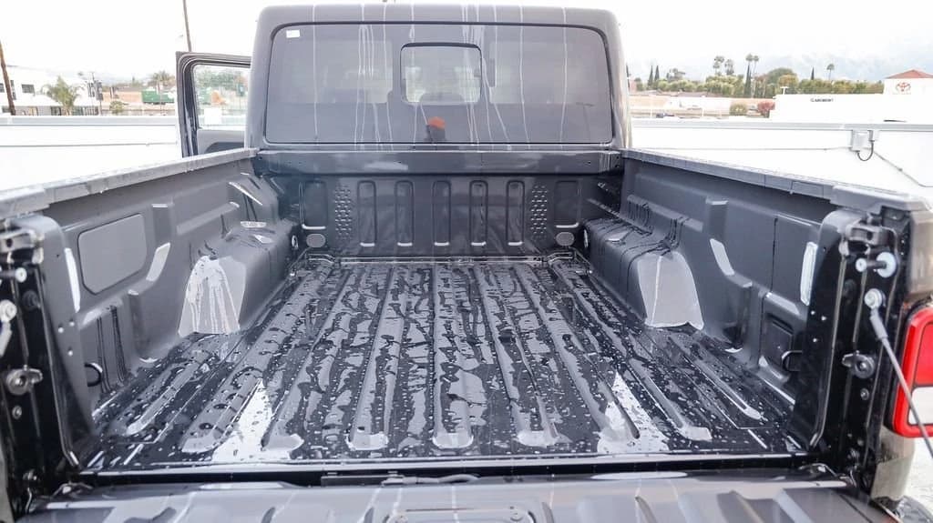Jeep Gladiator Sport S 4x4 2026 — side view
