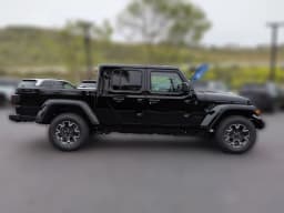 Jeep Gladiator Sahara 4x4 2026 — side view