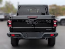 Jeep Gladiator Sahara 4x4 2026 — side view