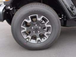 Jeep Gladiator Sahara 4x4 2026 — side view