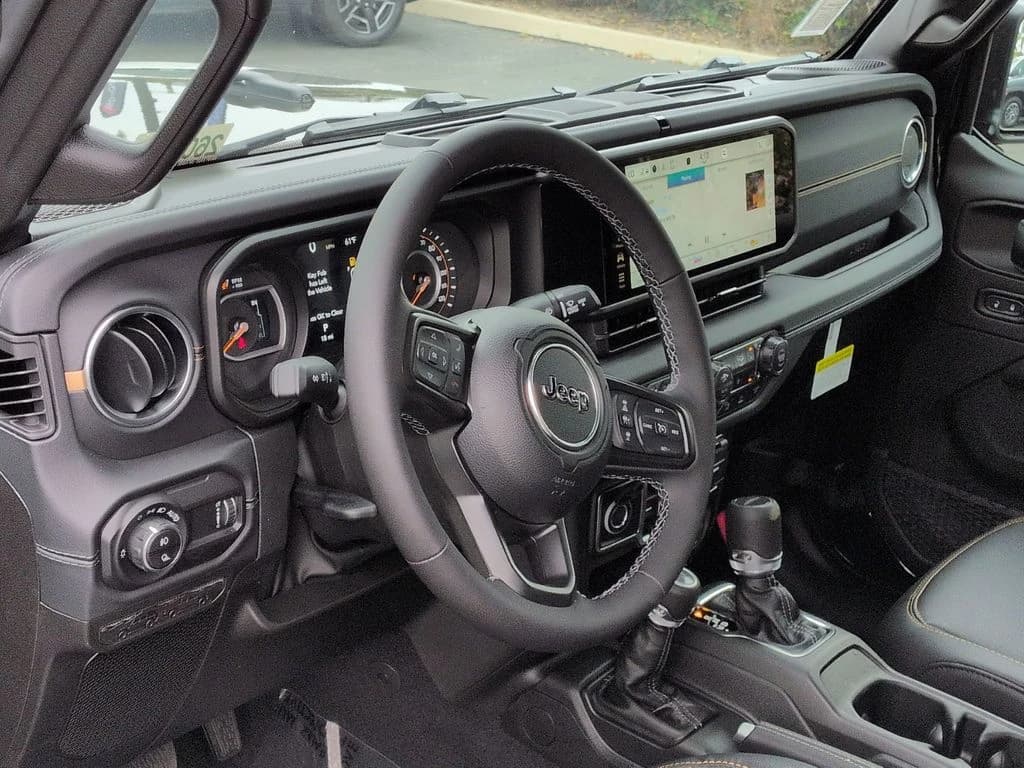 Jeep Gladiator Sahara 4x4 2026 — side view
