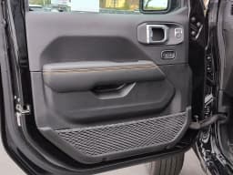 Jeep Gladiator Sahara 4x4 2026 — side view