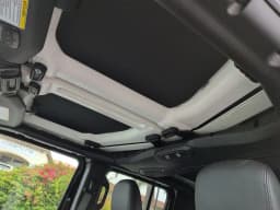 Jeep Gladiator Sahara 4x4 2026 — side view
