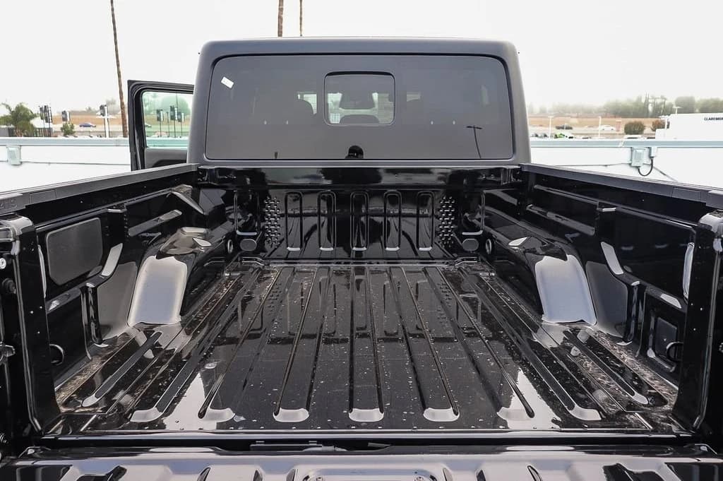 Jeep Gladiator Willys 4x4 2026 — side view