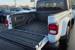 Jeep Gladiator Sport S 4x4 2026 — side view