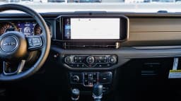 Jeep Gladiator Sahara 4x4 2026 — side view