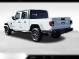 Jeep Gladiator Sport S 4x4 2026 — side view