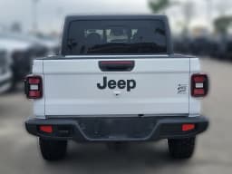Jeep Gladiator Willys 4x4 2026 — side view
