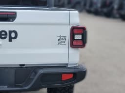Jeep Gladiator Willys 4x4 2026 — side view