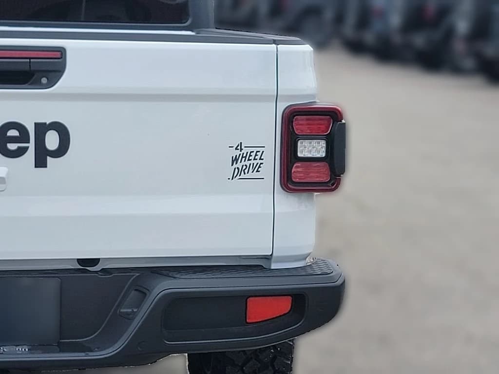 Jeep Gladiator Willys 4x4 2026 — side view