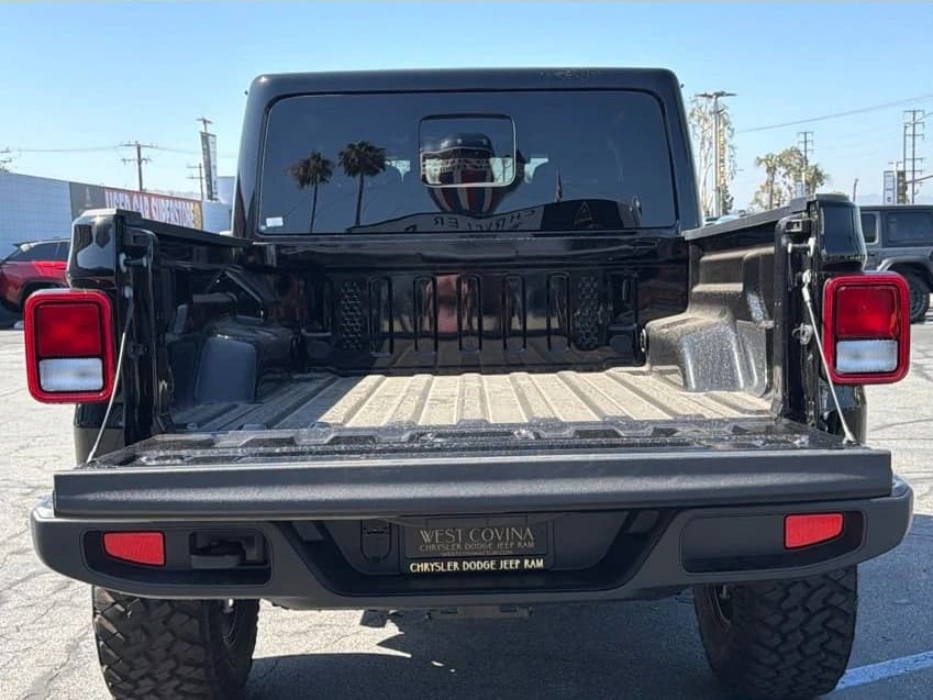 Jeep Gladiator Sahara 4x4 2026 — side view