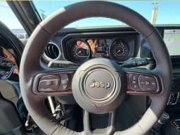 Jeep Gladiator Sahara 4x4 2026 — side view