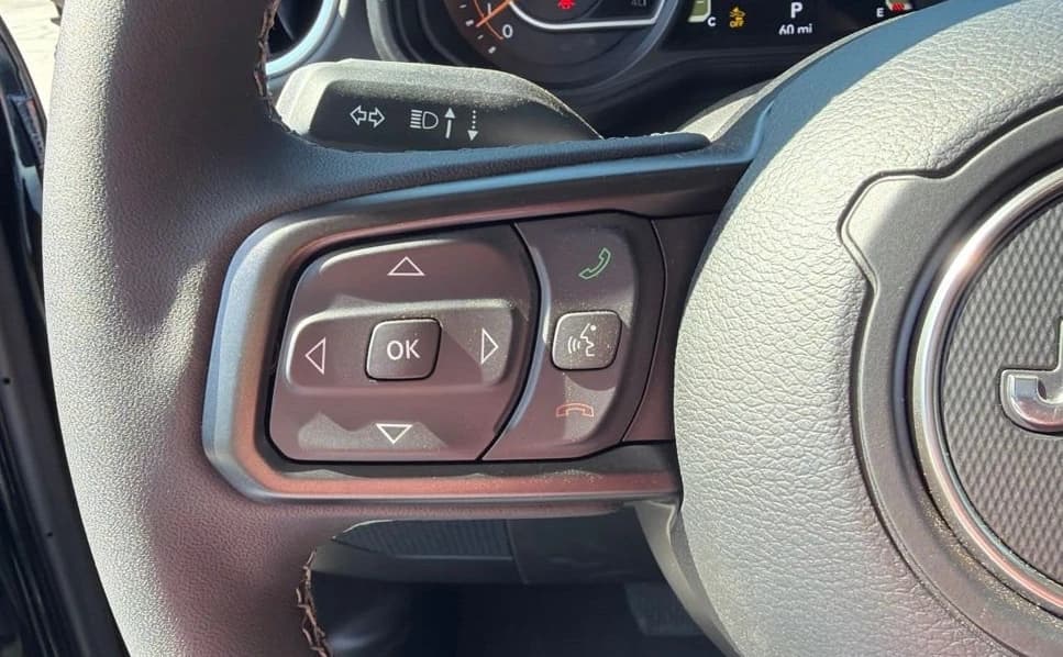 Jeep Gladiator Sahara 4x4 2026 — side view
