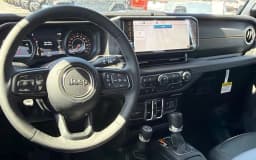 Jeep Gladiator Sahara 4x4 2026 — side view