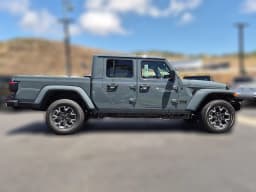 Jeep Gladiator Sahara 4x4 2026 — side view