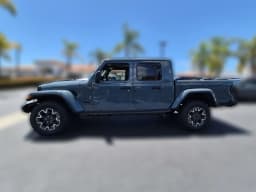 Jeep Gladiator Sahara 4x4 2026 — side view