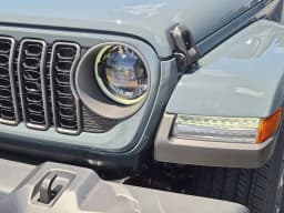 Jeep Gladiator Sahara 4x4 2026 — side view