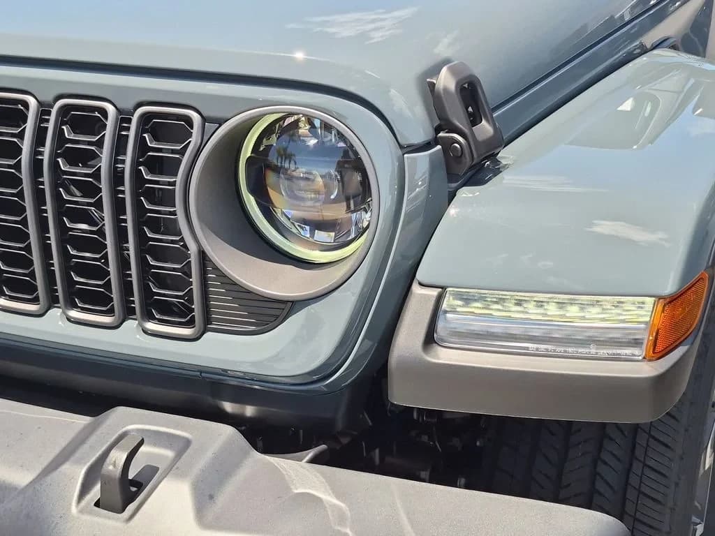 Jeep Gladiator Sahara 4x4 2026 — side view