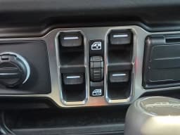 Jeep Gladiator Sahara 4x4 2026 — side view