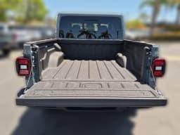 Jeep Gladiator Sahara 4x4 2026 — side view