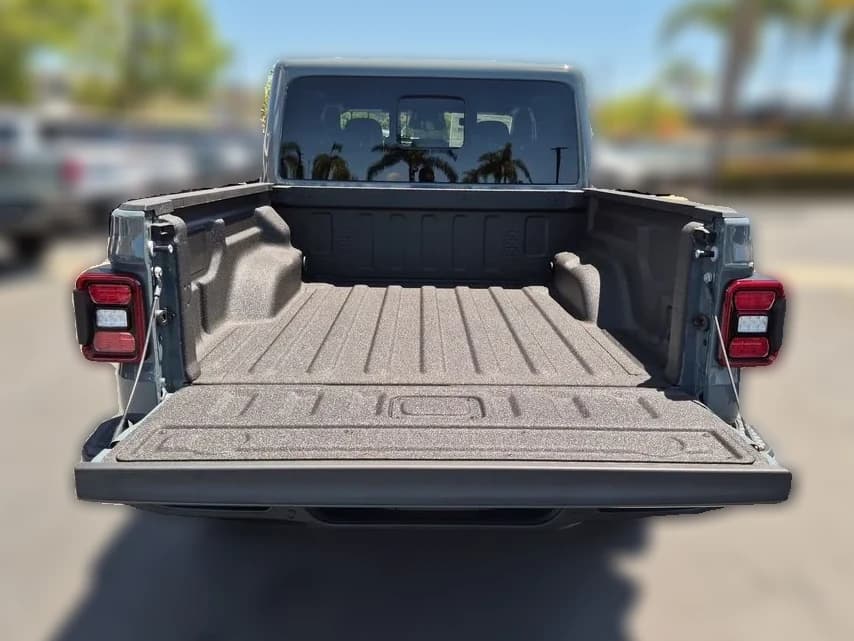 Jeep Gladiator Sahara 4x4 2026 — side view