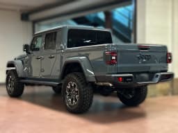 Jeep Gladiator Sahara 4x4 2026 — side view