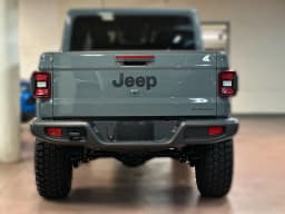Jeep Gladiator Sahara 4x4 2026 — side view