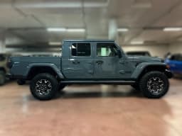 Jeep Gladiator Sahara 4x4 2026 — side view