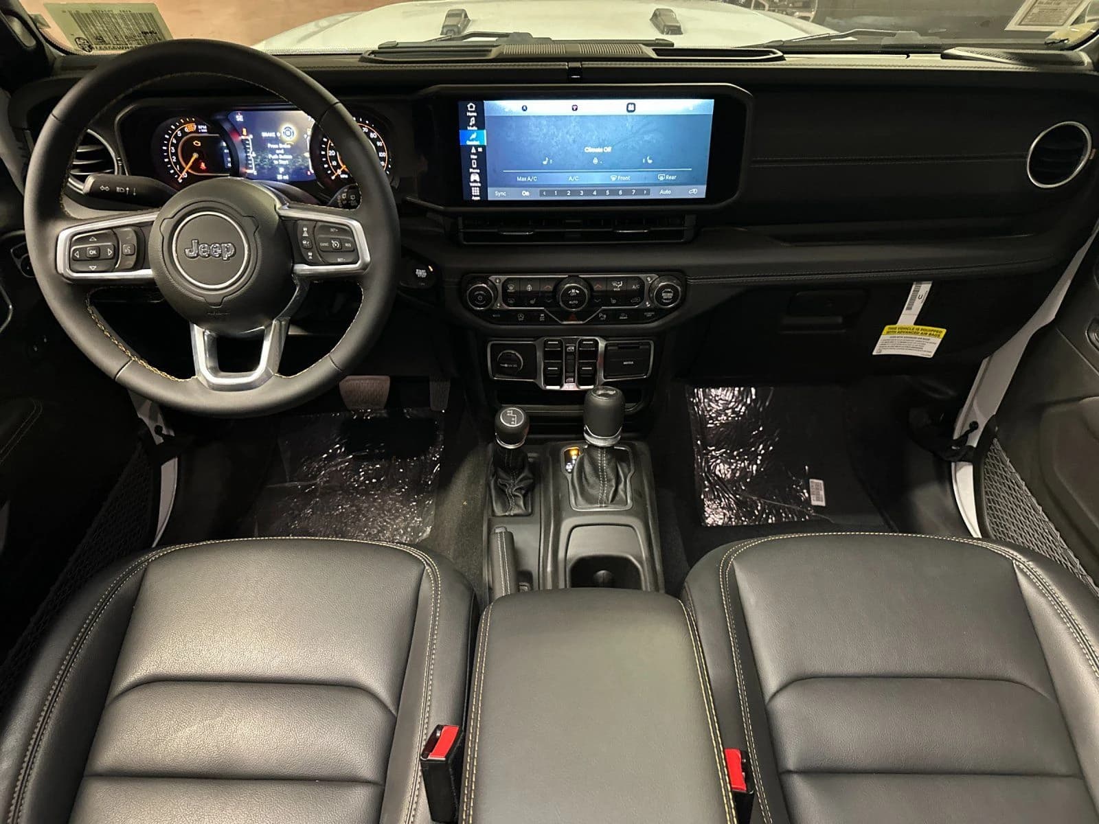 Jeep Gladiator Sahara 4x4 2026 — side view