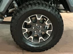 Jeep Gladiator Sahara 4x4 2026 — side view