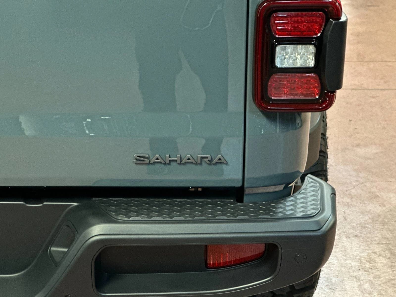 Jeep Gladiator Sahara 4x4 2026 — side view