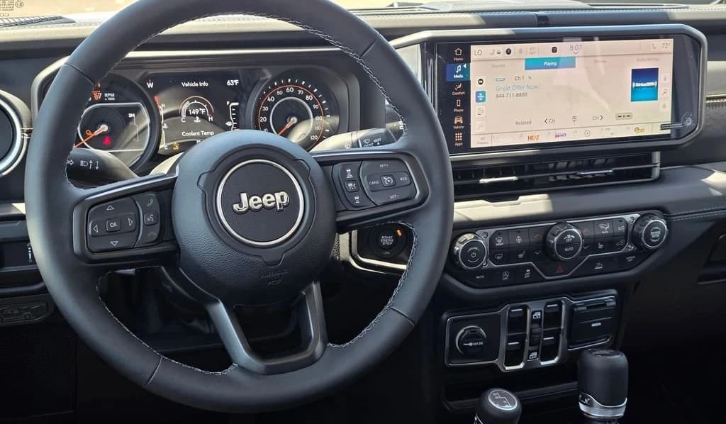 Jeep Gladiator Sahara 4x4 2026 — side view