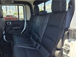 Jeep Gladiator Sahara 4x4 2026 — side view