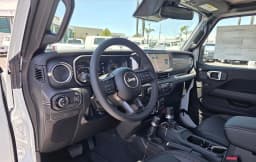 Jeep Gladiator Sahara 4x4 2026 — side view