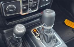 Jeep Gladiator Sahara 4x4 2026 — side view