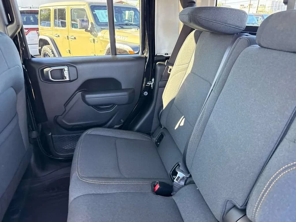 Jeep Gladiator Sport S 4x4 2026 — side view
