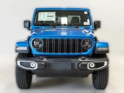 Jeep Gladiator Sahara 4x4 2026 — side view