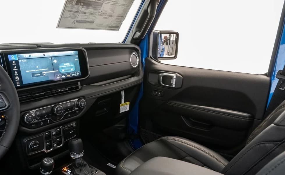 Jeep Gladiator Sahara 4x4 2026 — side view